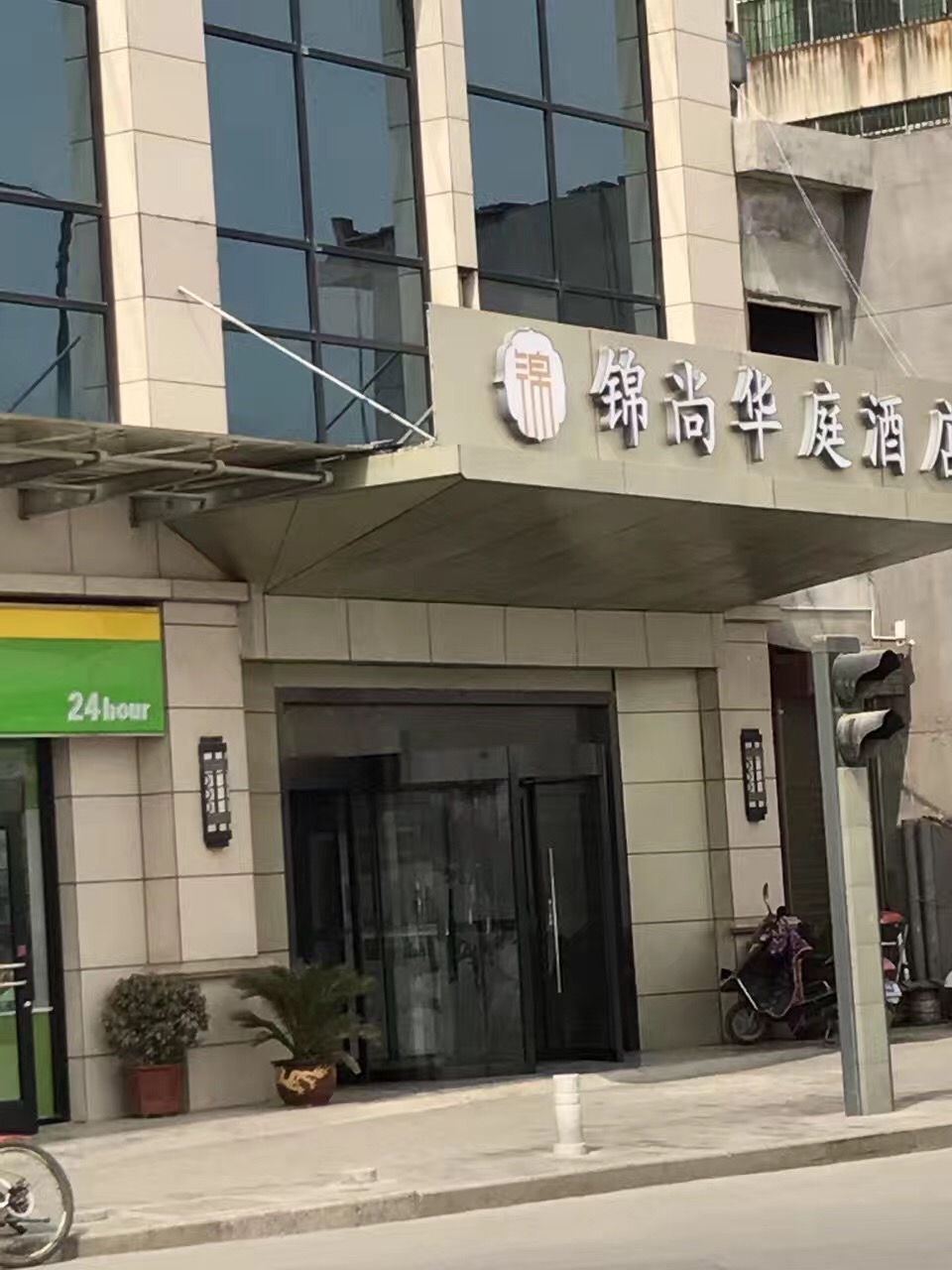 長安區(qū)中旋轉(zhuǎn)門，玻璃幕墻成功安裝完畢